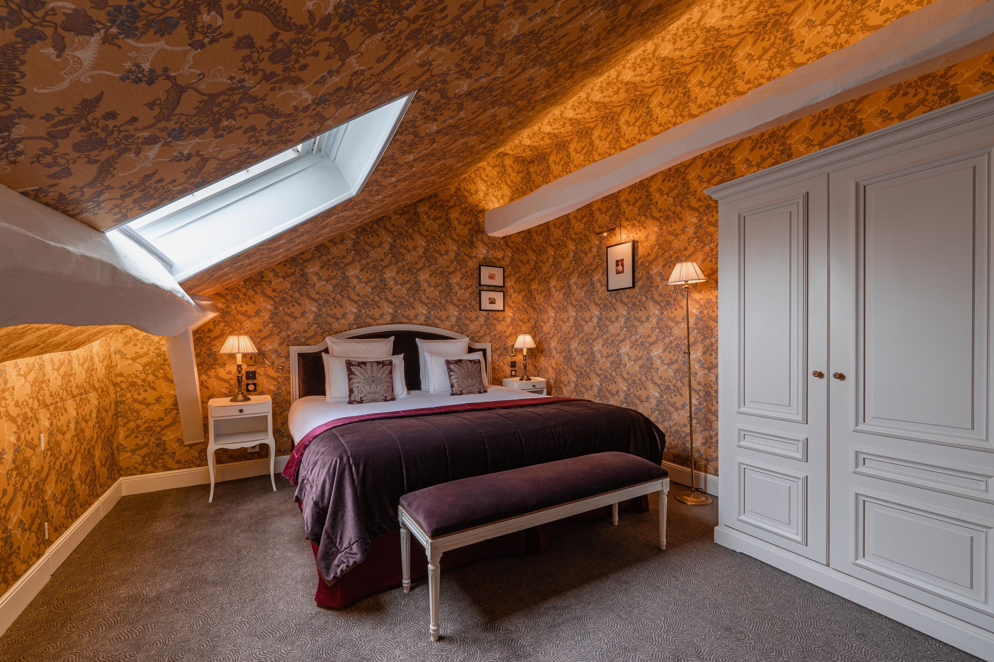 Suite (Mme de Pompadour) | Ylelliset vuodevaatteet, minibaari, tallelokero huoneessa