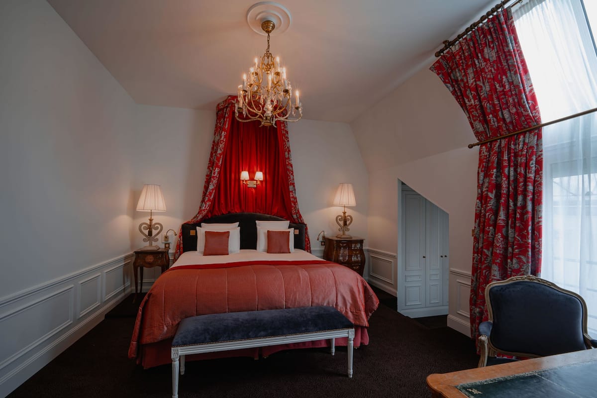 Suite (Mme de Lafayette) | Ylelliset vuodevaatteet, minibaari, tallelokero huoneessa