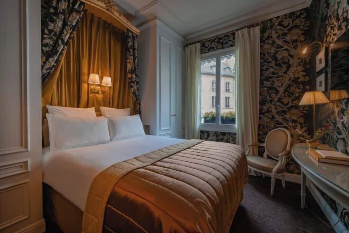 Peralatan tempat tidur premium, bar mini, peti besi dalam bilik