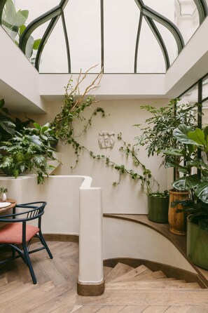 Tägliches Frühstücksbuffet (25 EUR pro Person)