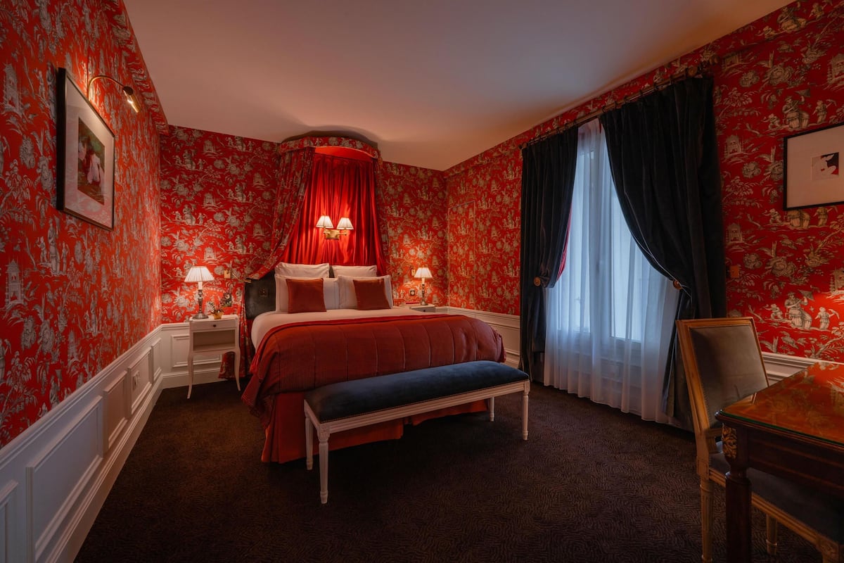 Junior Suite | Premium bedding, minibar, in-room safe, individually decorated
