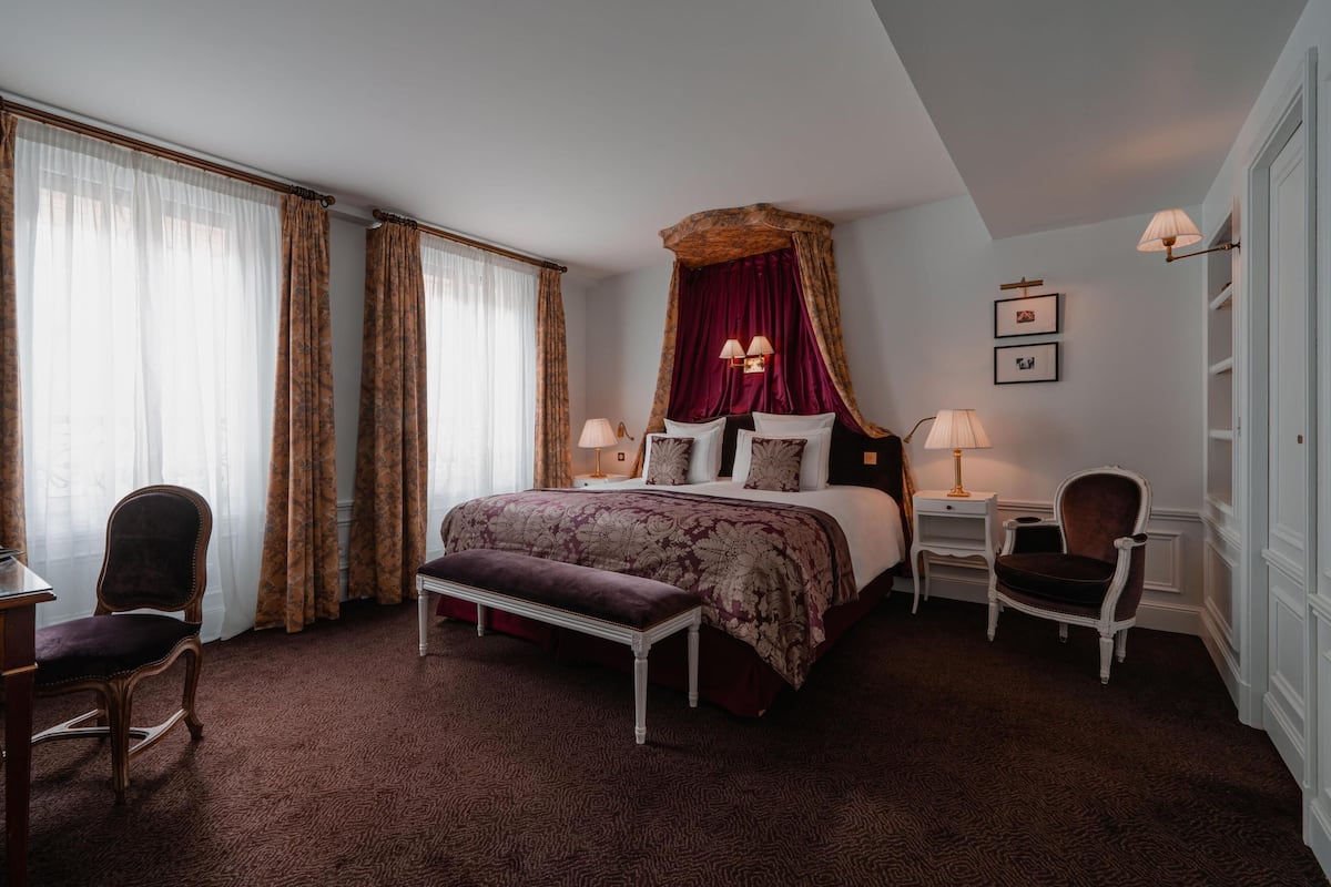 Executive Suite | Premium bedding, minibar, in-room safe, individually decorated