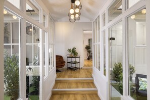 Coin salon dans le hall