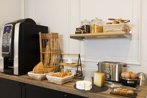 Breakfast buffet - Hotel Nord Est (Paris)