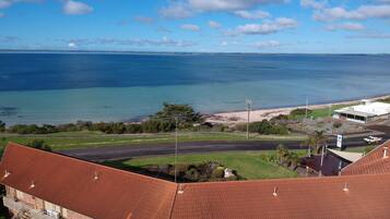 Ubicación a pie de playa y arena blanca
