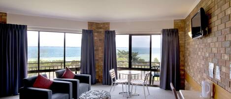 Habitación superior, 1 cama de matrimonio grande | Zona de estar | Smart TV de 50 pulgadas con canales digitales, una televisión