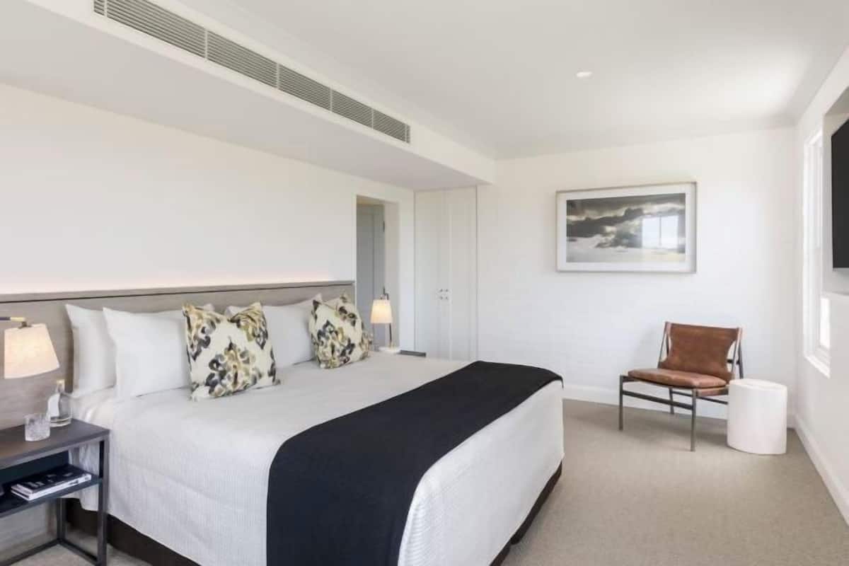 Minibar, in-room safe, iron/ironing board, free WiFi