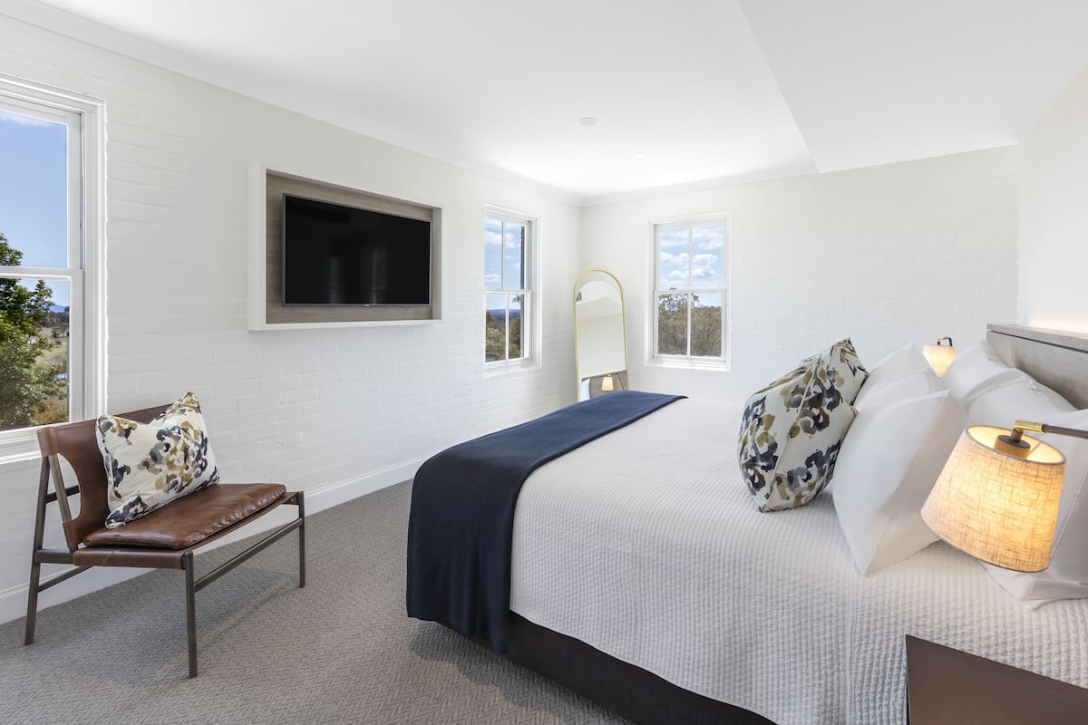 Minibar, in-room safe, iron/ironing board, free WiFi