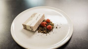 Un dessert su un piatto con sfondo bianco.