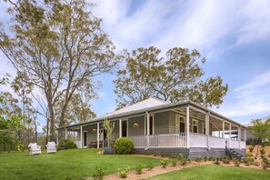 Een minibar, een kluis op de kamer, een strijkplank/strijkijzer