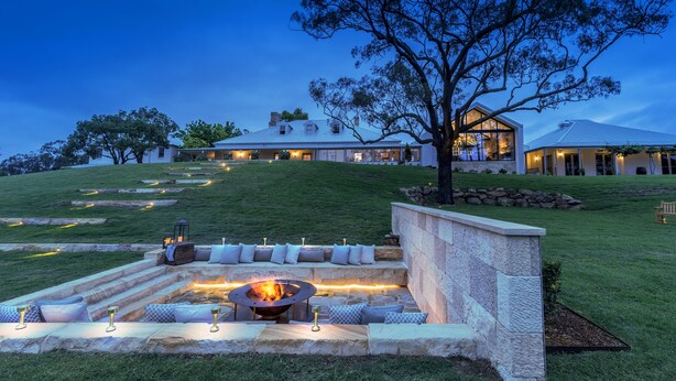 A modern house with a fire pit and outdoor seating area. - Spicers Guesthouse (Pokolbin)