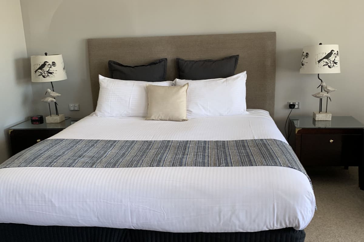 Executive Room (Executive King) | Desk, iron/ironing board, free WiFi, bed sheets