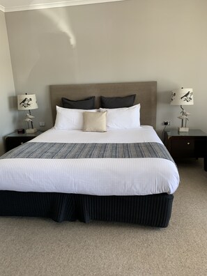 Executive Room (Executive King) | Desk, iron/ironing board, free WiFi, bed sheets - Federation Motel Resort (Corowa)