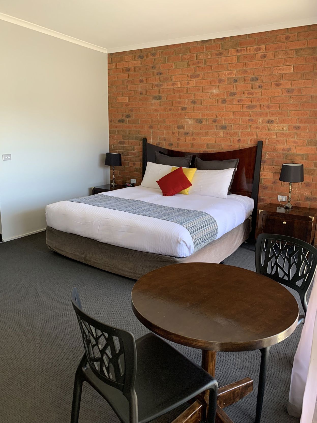 Escritorio, tabla de planchar con plancha, wifi gratis y ropa de cama 