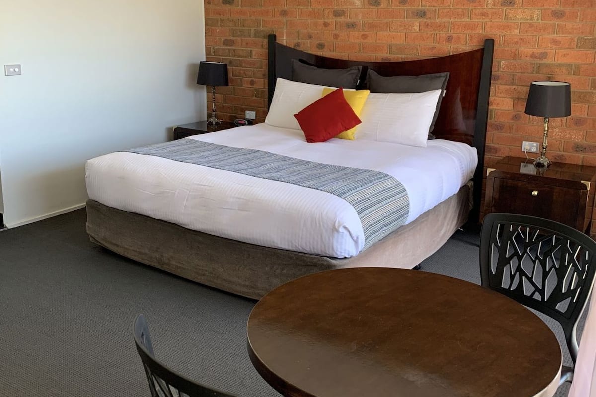 Escritorio, tabla de planchar con plancha, wifi gratis y ropa de cama