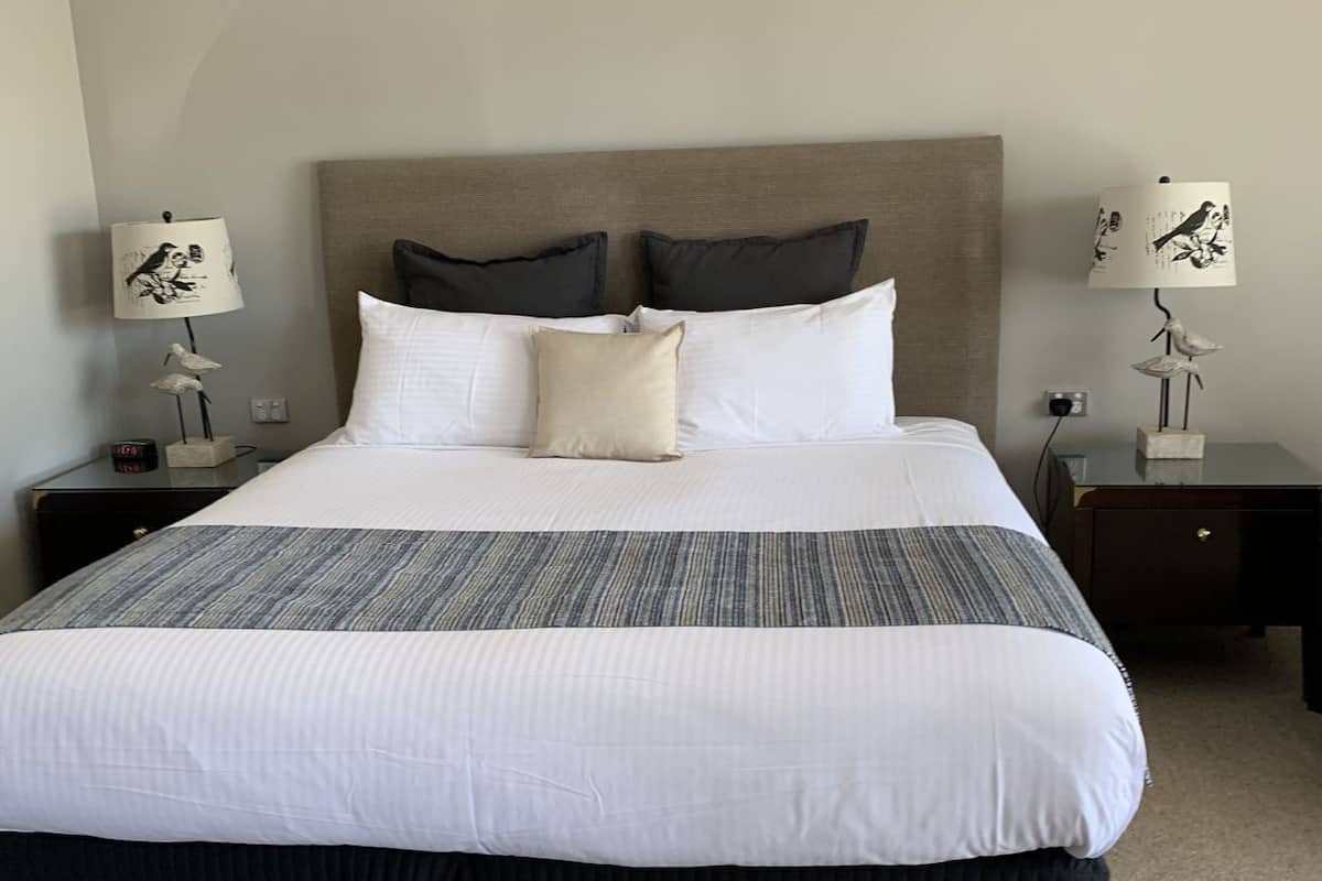 Escritorio, tabla de planchar con plancha, wifi gratis y ropa de cama