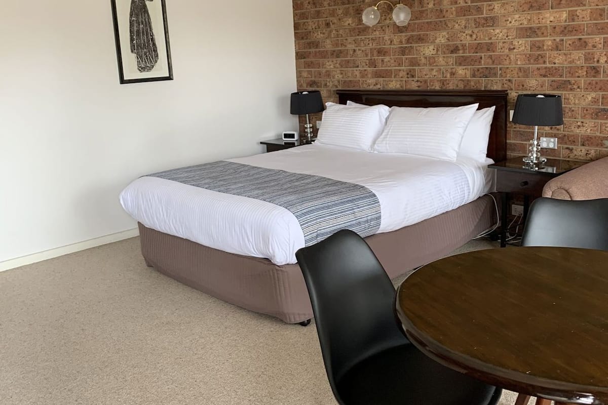 Escritorio, tabla de planchar con plancha, wifi gratis y ropa de cama