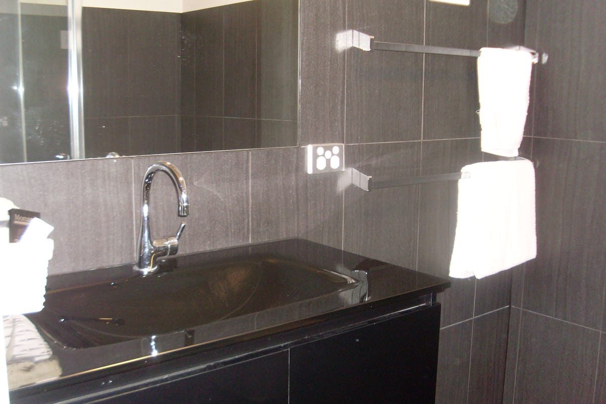 Executive Room, Non Smoking, Jetted Tub (Executive Spa) | 1 bedroom, desk, iron/ironing board, free WiFi