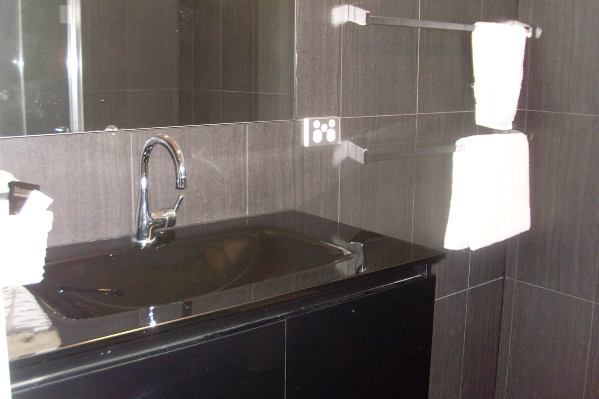 Executive Room, Non Smoking, Jetted Tub (Executive Spa) | Desk, iron/ironing board, free WiFi, bed sheets
