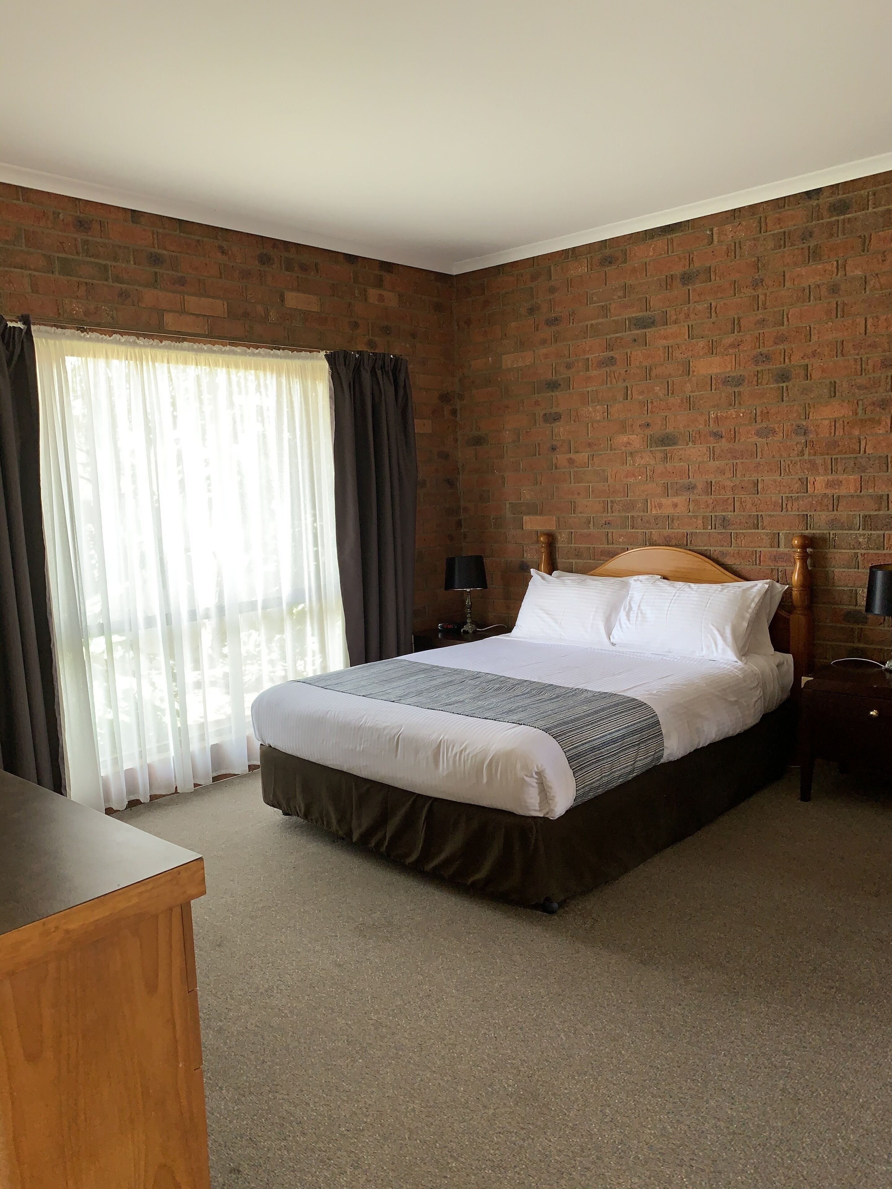 Escritorio, tabla de planchar con plancha, wifi gratis y ropa de cama 