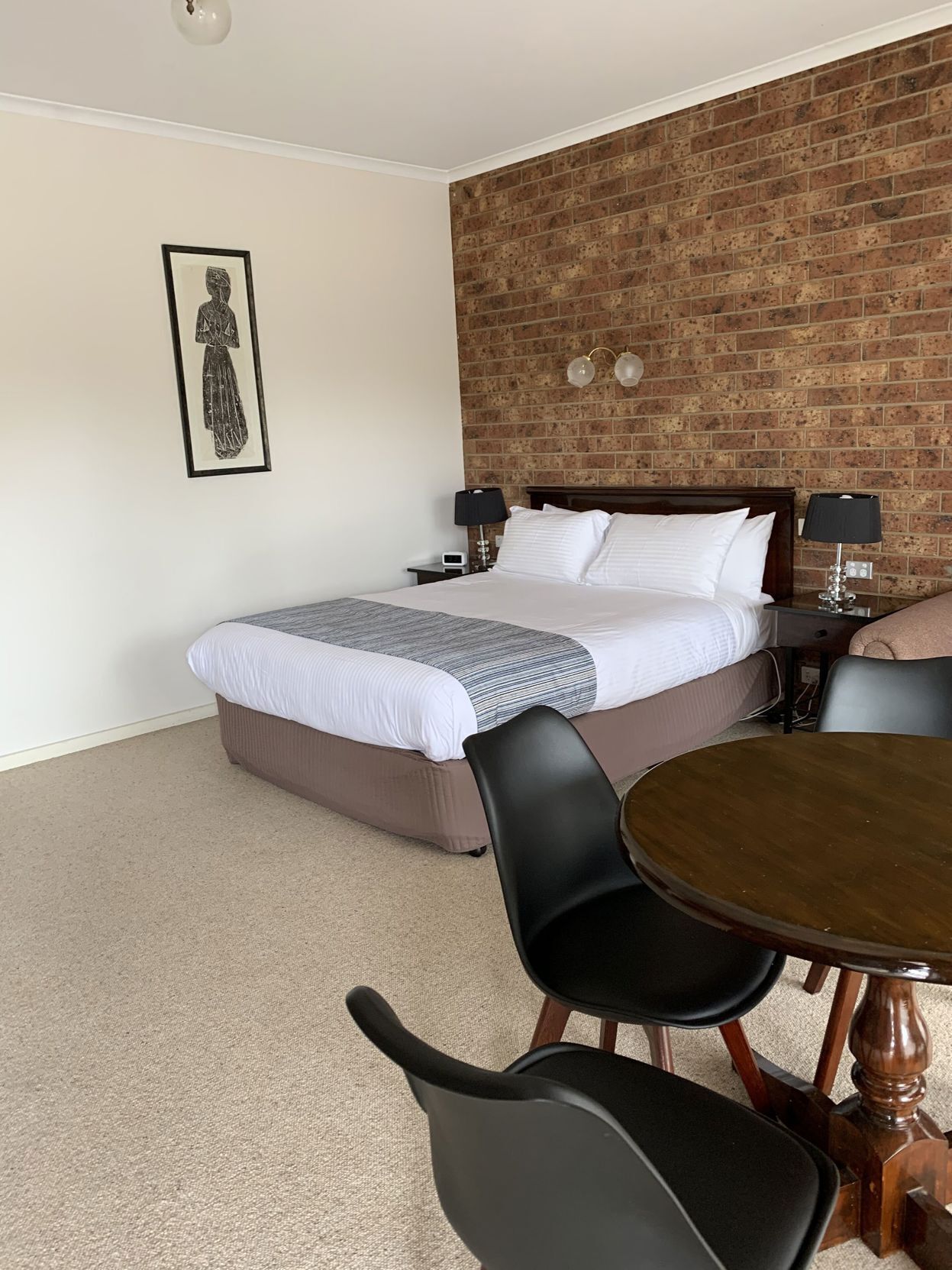 Escritorio, tabla de planchar con plancha, wifi gratis y ropa de cama 