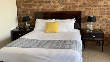 Executive Room, Non Smoking (Executive Queen) | Desk, iron/ironing board, free WiFi, bed sheets
