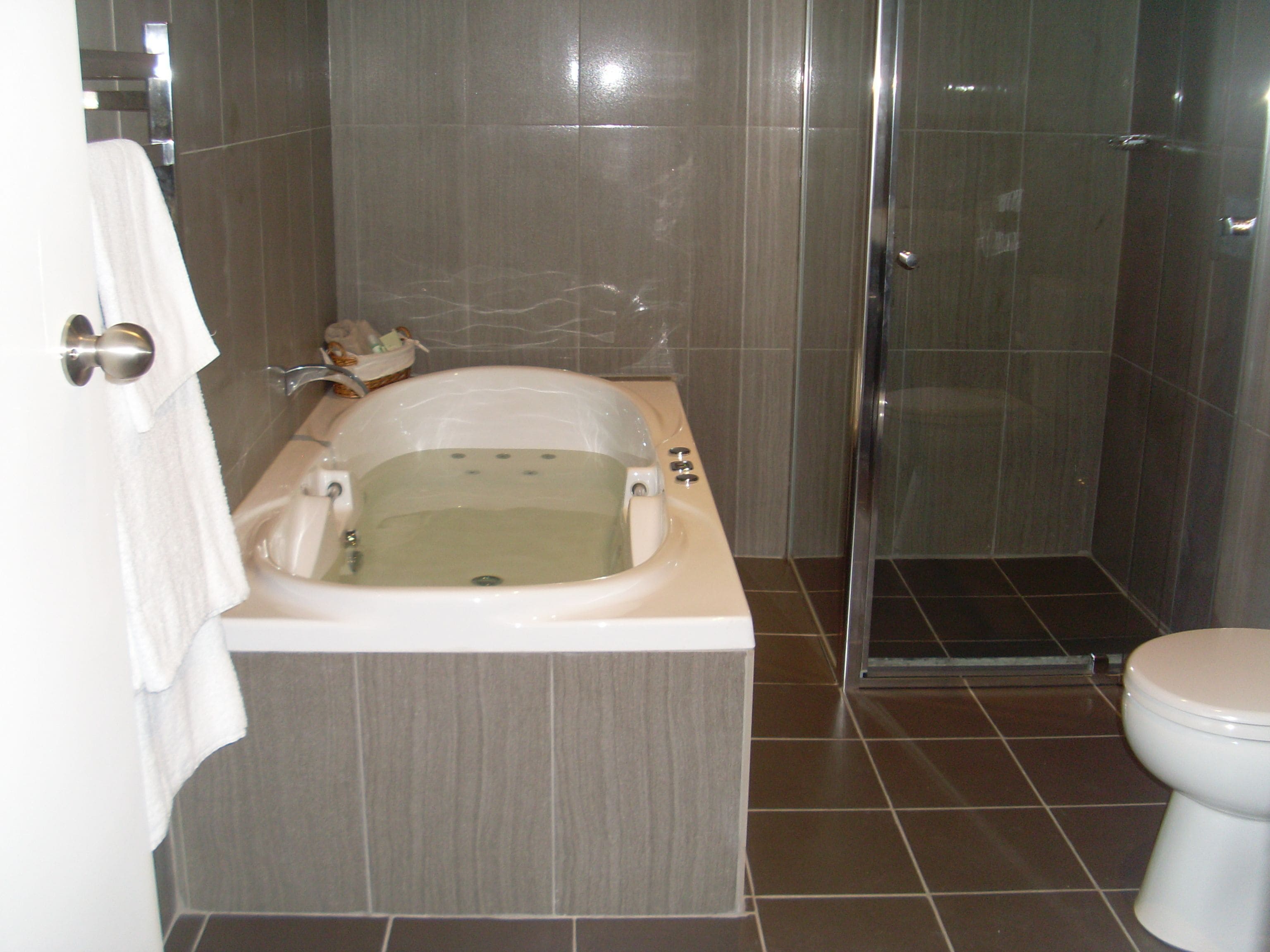 Executive Room, Non Smoking, Jetted Tub (Executive Spa) | Bathroom | Free toiletries, hair dryer, towels, soap