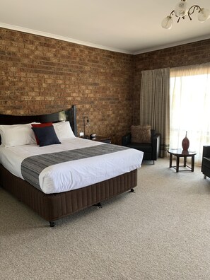 Executive Room, Non Smoking (Executive Queen) | Desk, iron/ironing board, free WiFi, bed sheets - Federation Motel Resort (Corowa)