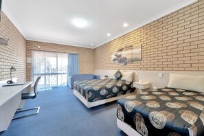 Habitación triple estándar | Área de sala de estar | Televisión LCD