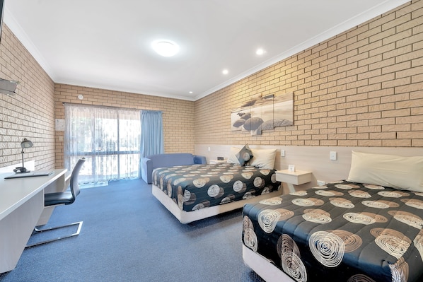 Chambre Triple Standard | Coin séjour