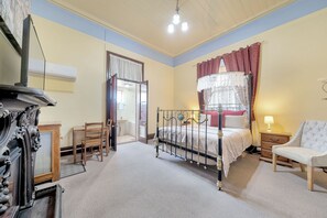 Executive Room | Desk, laptop workspace, iron/ironing board, cribs/infant beds