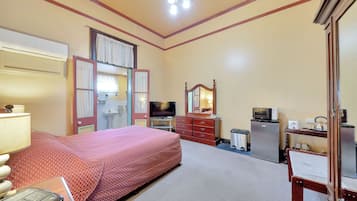 1 habitación, escritorio y espacio para trabajar con laptop