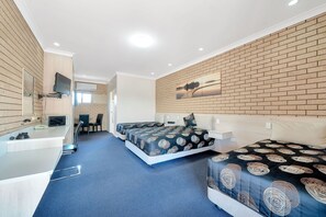 Chambre Familiale, non-fumeur (Standard Family Room) | Coin séjour
