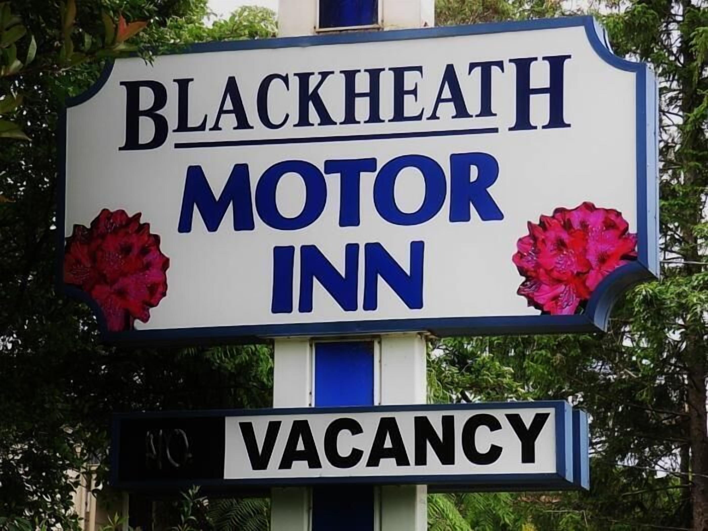 Naamplaatje voor Blackheath Motor Inn met een bericht over een vrije kamer.