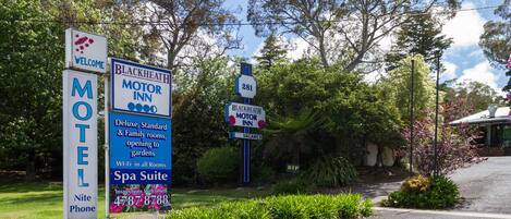 A motel sign with amenities including a spa suite and Wi-Fi in all rooms.