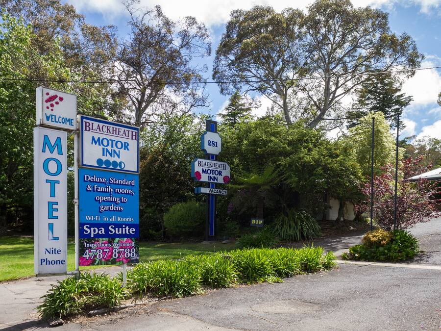 A motel sign with amenities including a spa suite and Wi-Fi in all rooms.