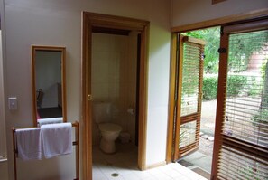 Đồ dùng nhà tắm miễn phí, máy sấy tóc, khăn tắm