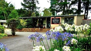A building with a sign reading "Welcome to Blackheath Motor Inn." - Blackheath Motor Inn (Blackheath)