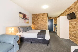 Standard Room, Non Smoking (1 Queen and 1 Single Bed) | Iron/ironing board, free WiFi, bed sheets, alarm clocks - Comfort Inn Dubbo City (Dubbo)