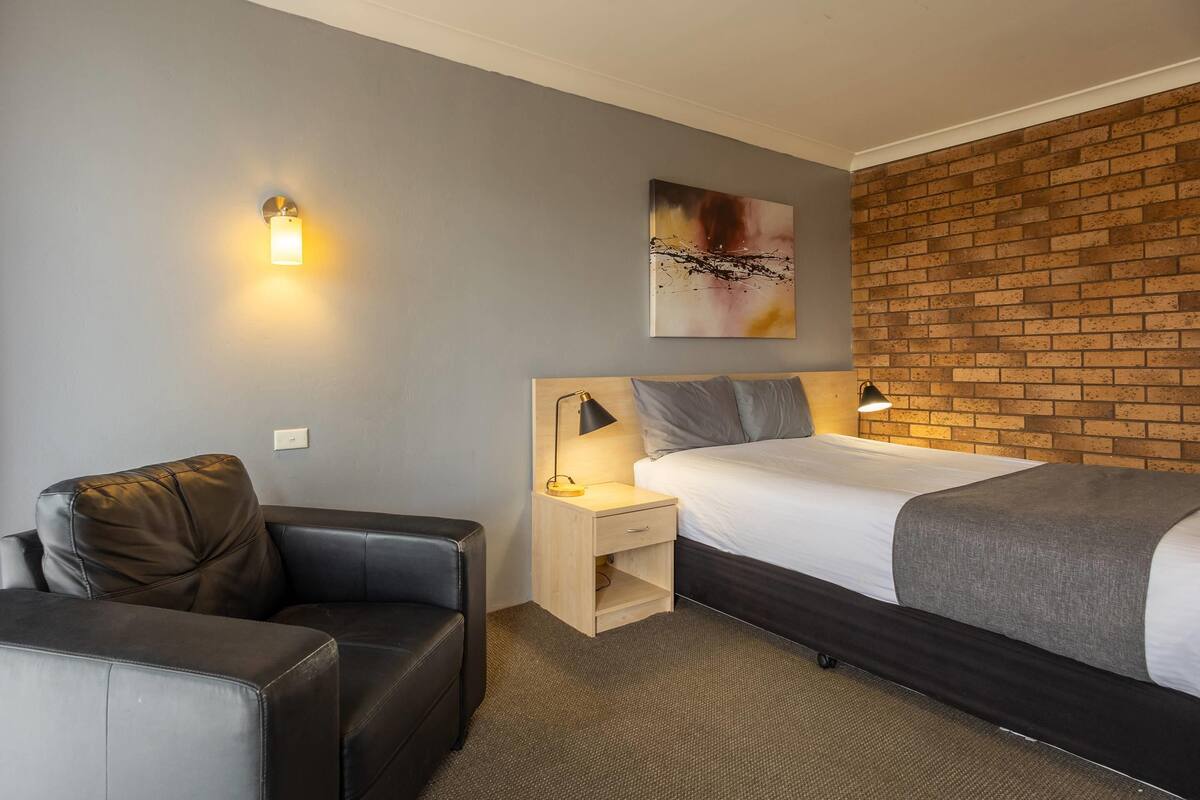 Tabla de planchar con plancha, wifi gratis, despertador y ropa de cama 
