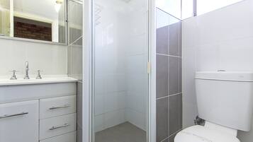 Superior Room, 1 Queen Bed | Bathroom | Shower, hair dryer, towels