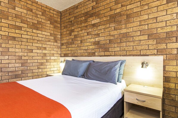 Standard Room, 1 Queen Bed, Non Smoking | Iron/ironing board, free WiFi, bed sheets, alarm clocks