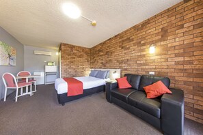 Superior Room, 1 Queen Bed | Iron/ironing board, free WiFi, bed sheets, alarm clocks