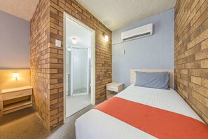 Quarto superior, várias camas | Ferros/tábuas de passar roupa, Wi-Fi de cortesia, roupa de cama
