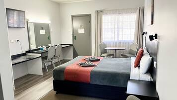 Habitación, para no fumadores (Twin, 1 Queen, 1 Single ) | Ropa de cama de alta calidad y escritorio