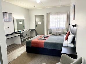 Twin, 1 Queen, 1 Single  | Premium bedding, desk, iron/ironing board, free WiFi - Gilgandra Motel (Gilgandra)