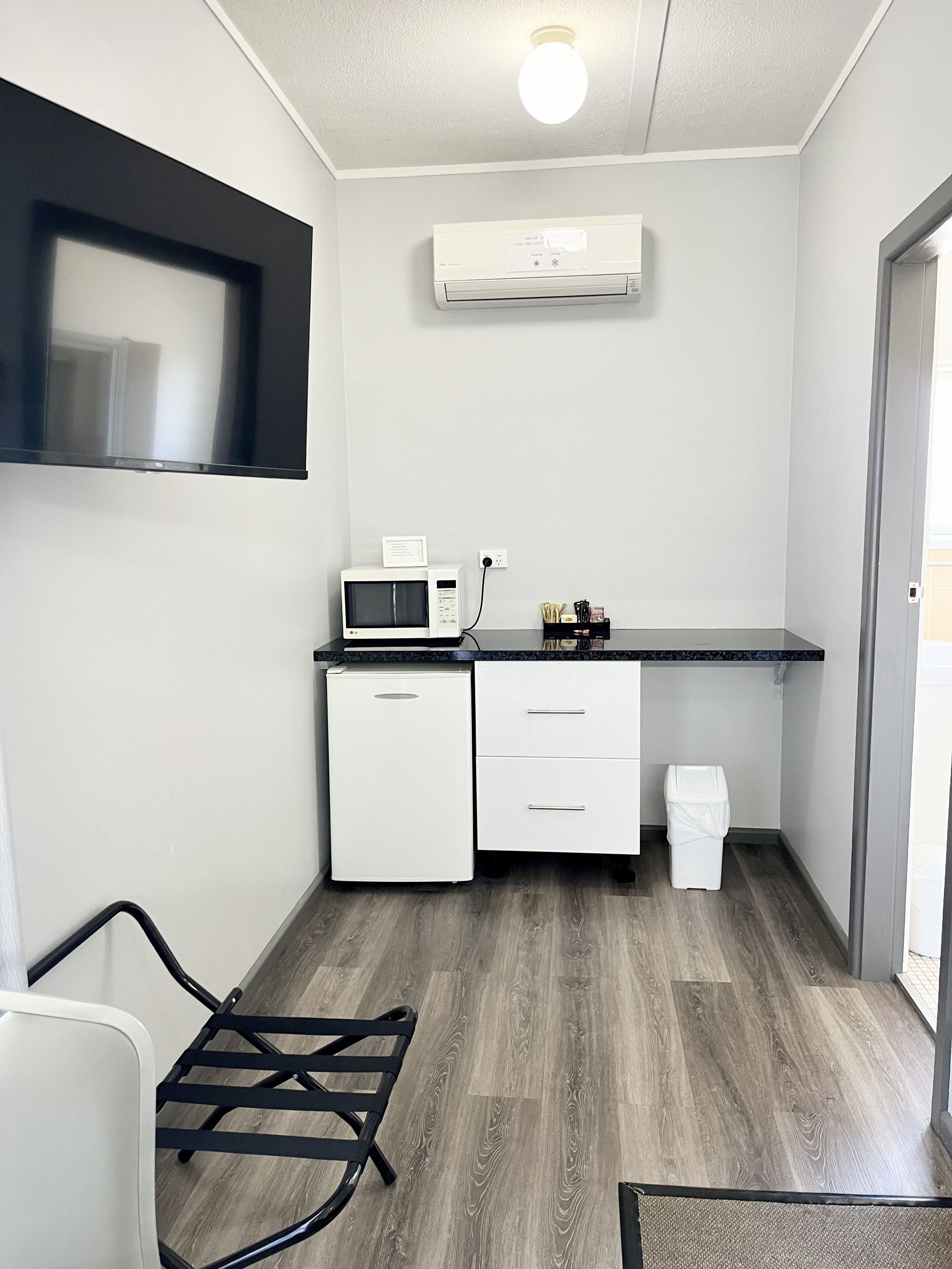 デラックス ルーム キングベッド 1 台 禁煙 | 高級寝具、デスク、アイロン / アイロン台、WiFi (無料)