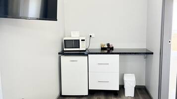 Deluxe King | Premium bedding, desk, iron/ironing board, free WiFi