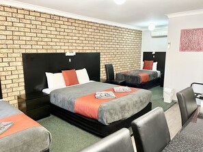 Family, 1 Queen, 2 Singles  | Premium bedding, desk, iron/ironing board, free WiFi - Gilgandra Motel (Gilgandra)
