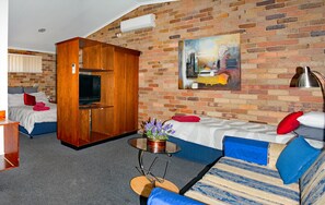 Executive suite, 1 slaapkamer, niet-roken, bubbelbad | Luxe beddengoed, een bureau, een strijkplank/strijkijzer, gratis wifi